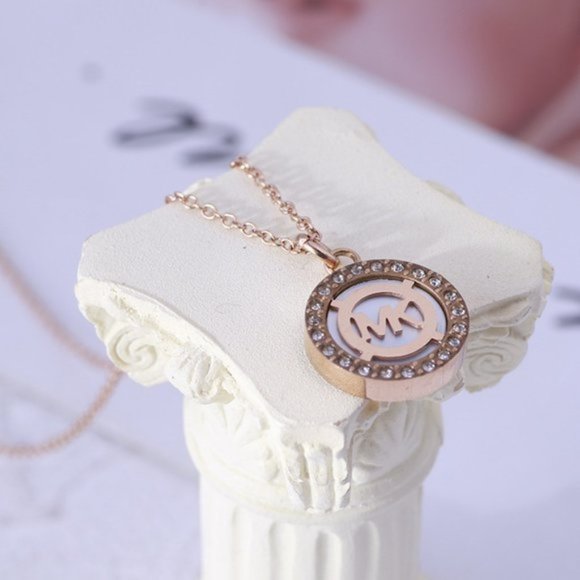 Michael Kors Simple Zircon Shell Necklace - Picture 5 of 6